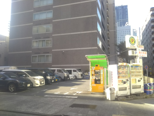 横浜リーガルハート司法書士事務所、ヘリオス関内ビルに隣接するコインパーキング